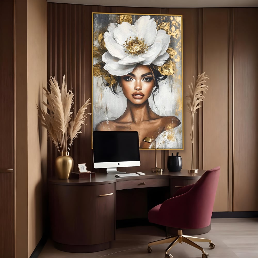 Tablou canvas cu tablou canvas cu portret de femeie si floare, in rama de aluminiu auriu, pe perete intr-un birou